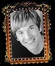 re: Pics of david ayers in mama mia /fiddler/ or in general?(not wicked)