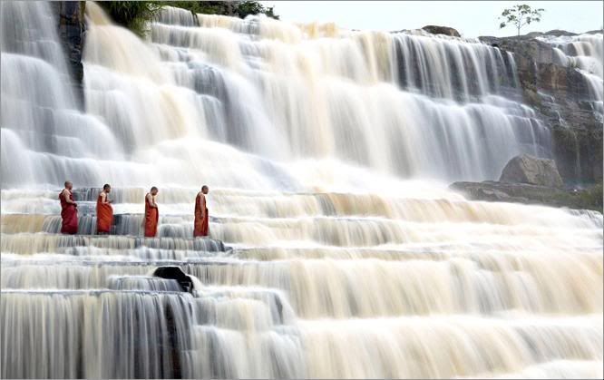 Buddhist monks chat at Pongour Falls in Dalat, Vietnam, on Oct 9. The 100-feet falls, also known as Paradise or the Seven-Layer Falls, draw pilgrims and tourists from far and wide.