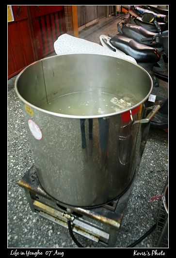 門口的大鍋內裝著清湯