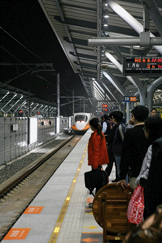 高鐵-列車進站