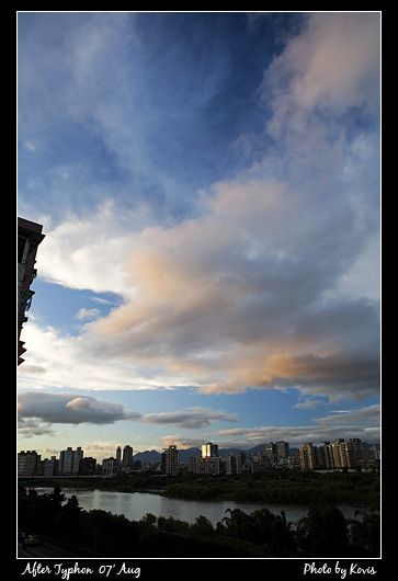 彩雲藍天城市剪影
