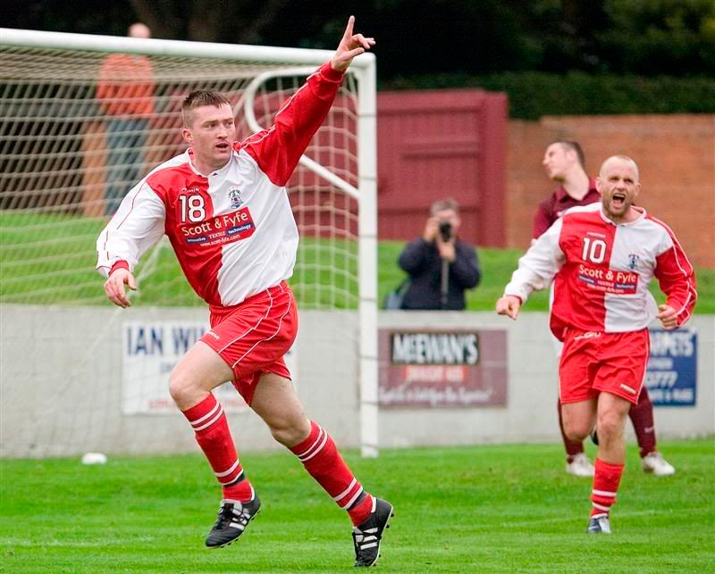 IMAGE: http://img.photobucket.com/albums/v280/paperpics/LINLITHGOW_V_TAYPORT_AW_015Custo-1.jpg