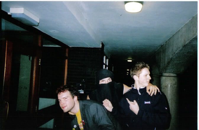 [http://img.photobucket.com/albums/v282/Recusant/WTFisthisguy.jpg]