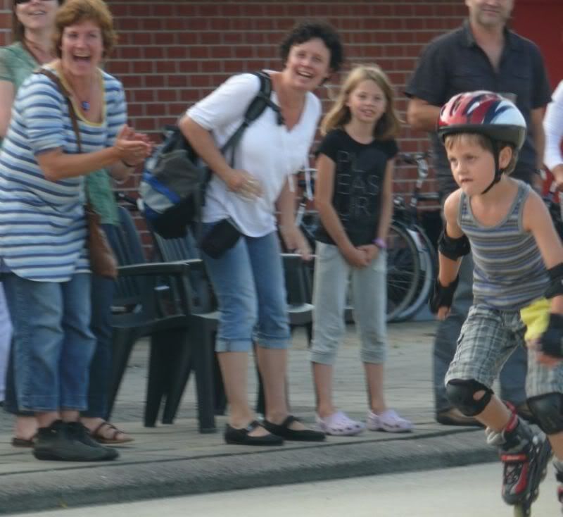 Jeugd werd bij EIJV basisschool skeeler kampioenschap aangemoedigd door ouders.
