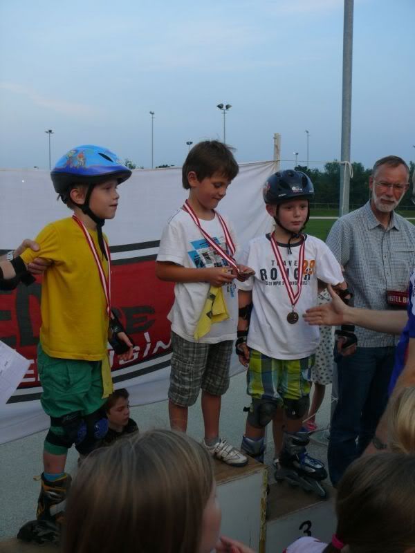 De jongste jongens waren trots op de gewonnen medailles bij het EIJV basisschool skeelerkamioenschap.