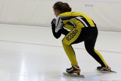 Famke Veenstra oefent een schaatsbeweging tijdens EIJV trainingskamp Inzell