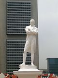 th_Stamford_Raffles_statue.jpg