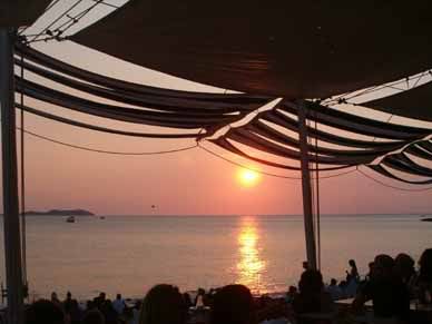 Por do sol no Cafe Del Mar, em Ibiza