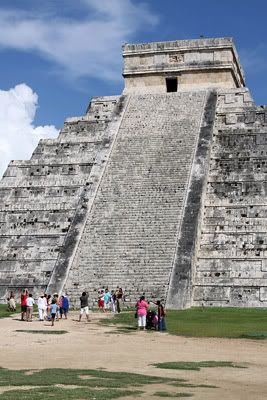 http://img.photobucket.com/albums/v288/Dazbo5/Chichen-Itza-02.jpg