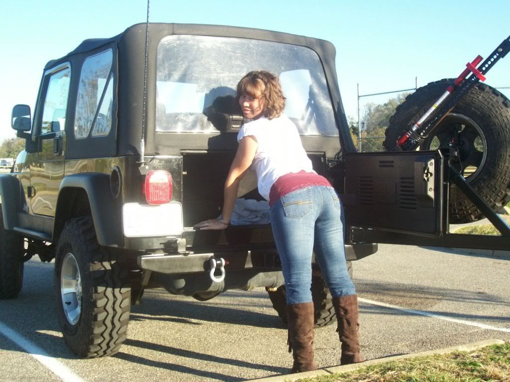 Jeep roll bar tire carrier