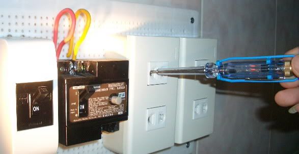 Một ELCB lắp trong hệ thống điện gia đình (màu đen), bên trái là một aptomat. Hình ảnh lấy từ: http://www8.ttvnol.com/forum/dtvt/597795/trang-3.ttvn