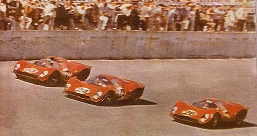 24 Horas de Daytona 1967, los Ferrari entran en formación
