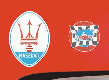 Logotipos de Maserati y Escuderia Centro.Sud