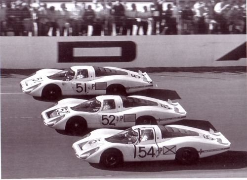 24 horas de Daytona 1968, los tres Porsche 907 llegando en formación