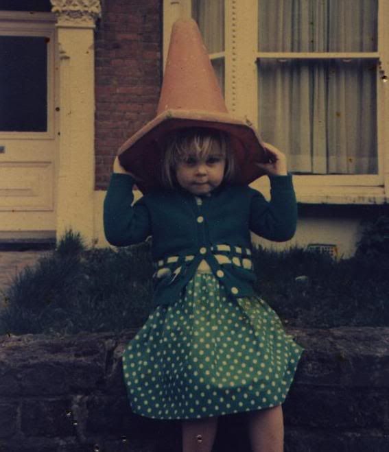 [http://img.photobucket.com/albums/v300/mavispoo/maeve/cone.jpg]