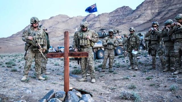 [Image: anzac-day-dawn-service-_zps225b6329.jpg]