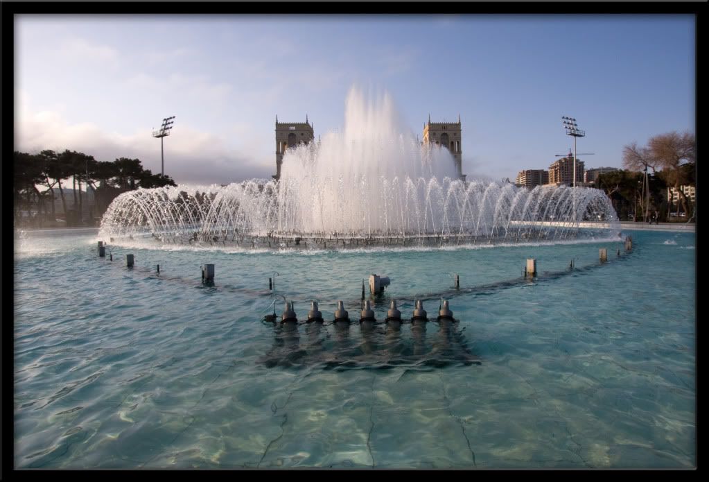 162_FountaininfrontoftheHouseofgovernmentBakiBulvarBakuAzerbaijan.jpg