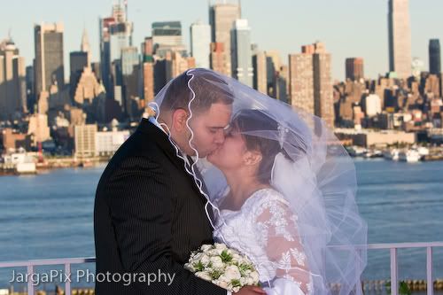 IMAGE: http://img.photobucket.com/albums/v302/jargaguy/LuisCindy-173.jpg