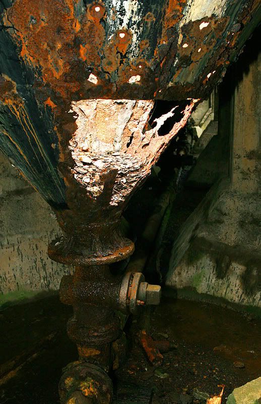 IMAGE: http://img.photobucket.com/albums/v31/Moppie/cyanidevatsmall.jpg