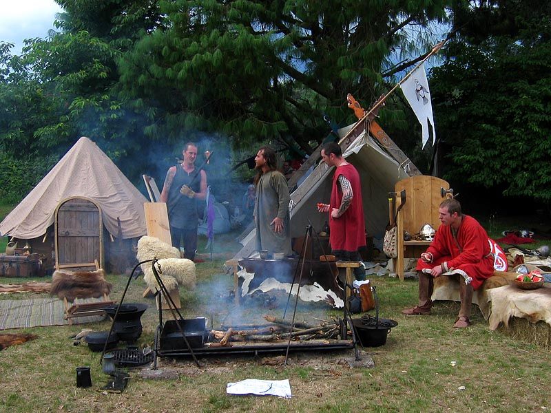 IMAGE: http://img.photobucket.com/albums/v31/Moppie/jousting13.jpg