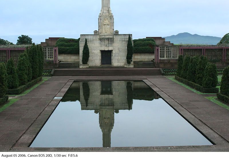 IMAGE: http://img.photobucket.com/albums/v31/Moppie/monument.jpg