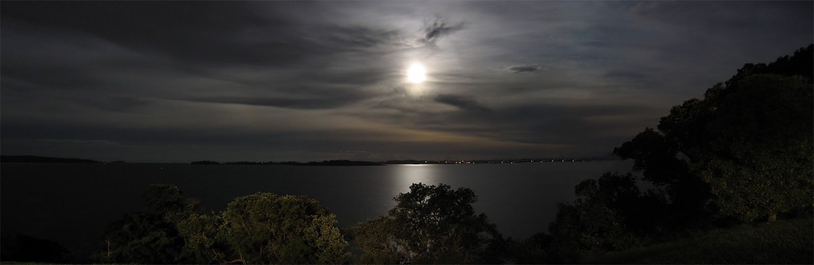 IMAGE: http://img.photobucket.com/albums/v31/Moppie/nighttimepanaroma.jpg