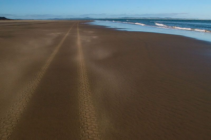 IMAGE: http://img.photobucket.com/albums/v31/Moppie/poutobeach.jpg