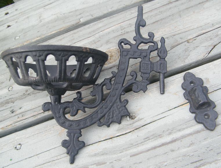 VINTAGE ANTIQUE OLD BLACK WROUGHT IRON METAL OIL LAMP WALL MOUNT