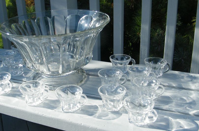 VINTAGE COLONIAL PANEL DEPRESSION GLASS 2 GALLON SPEDESTAL PUNCH BOWL