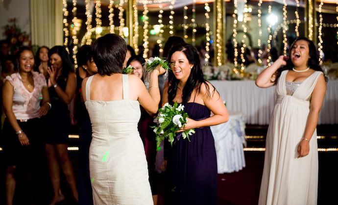 bouquet toss fight wedding