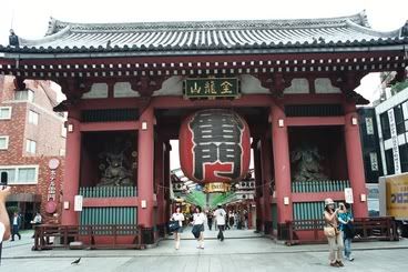 L'entrada del temple amb el famós fanalet gegant