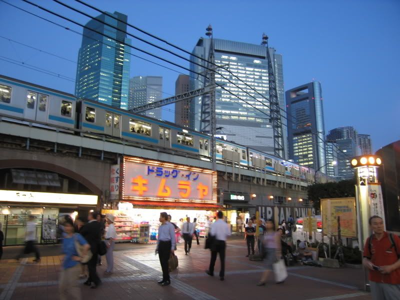 Un tren elevat atravessa Shimbashi