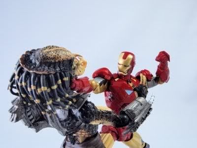 [Image: 00iron-man-vs-predator-revoltech-400.jpg]