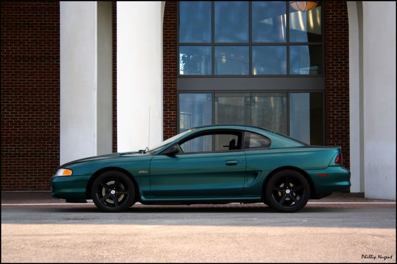 IMAGE: http://img.photobucket.com/albums/v319/96sohc/BWM/carcolums.jpg