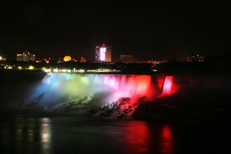 IMAGE: http://img.photobucket.com/albums/v319/Cyrix_2k/falls_night4.jpg