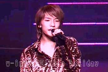 looks so cute when he's serious.*gasp* i sound like a crazy fangirl!!! NO~~~~