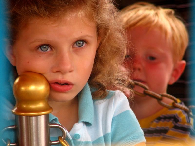 IMAGE: http://img.photobucket.com/albums/v321/dnllpg/dumbogirltin.jpg