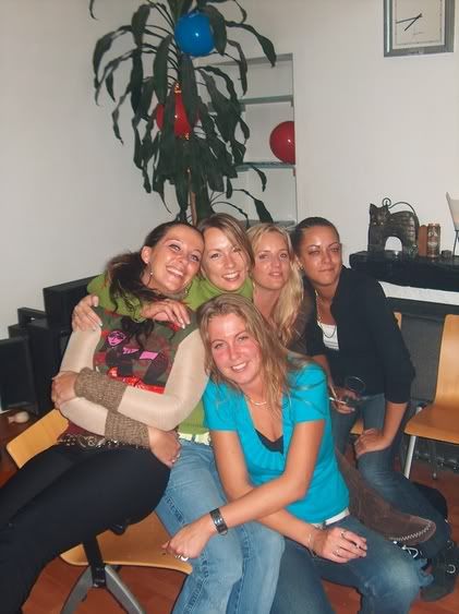 [img width=421 height=563]http://img.photobucket.com/albums/v321/nieky/Feenverjaardag3.jpg[/img]