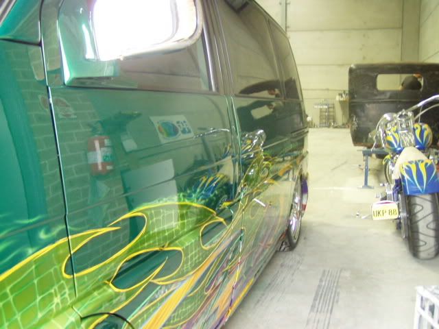 http://img.photobucket.com/albums/v323/deckeddubby/sidevan.jpg