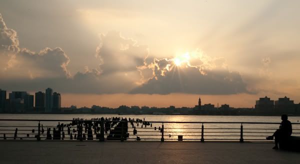 IMAGE: http://img.photobucket.com/albums/v328/AudibleSilence/NYC%20Streets/1ds/F50S0025a.jpg