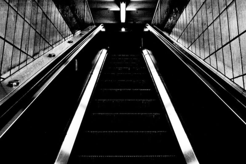 IMAGE: http://img.photobucket.com/albums/v328/AudibleSilence/NYC%20Streets/EscaDirt.jpg