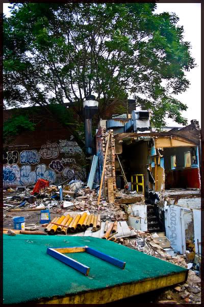 IMAGE: http://img.photobucket.com/albums/v328/AudibleSilence/NYC%20Streets/IMG_0264.jpg