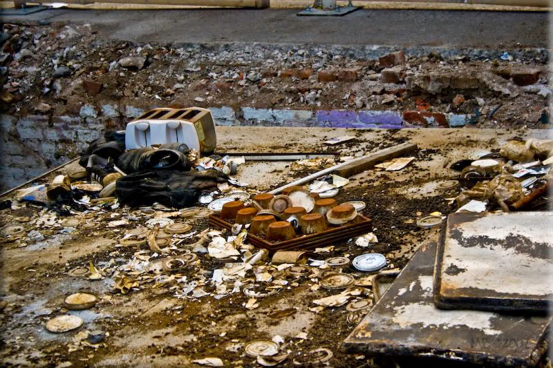 IMAGE: http://img.photobucket.com/albums/v328/AudibleSilence/NYC%20Streets/IMG_0265.jpg