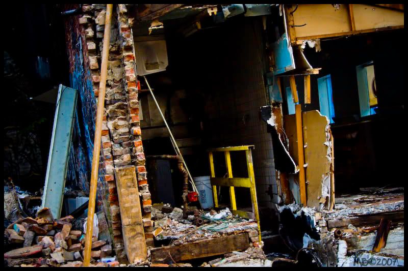 IMAGE: http://img.photobucket.com/albums/v328/AudibleSilence/NYC%20Streets/IMG_0267.jpg