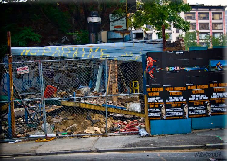 IMAGE: http://img.photobucket.com/albums/v328/AudibleSilence/NYC%20Streets/IMG_0269.jpg