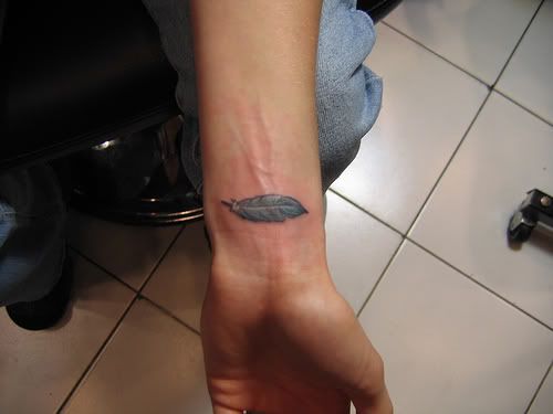 feather tattoo. love feather tattoos (I