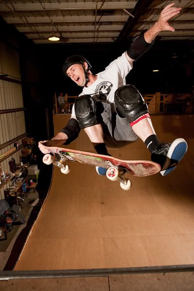 IMAGE: http://img.photobucket.com/albums/v333/surfkahakai/Skating/d4defead.jpg