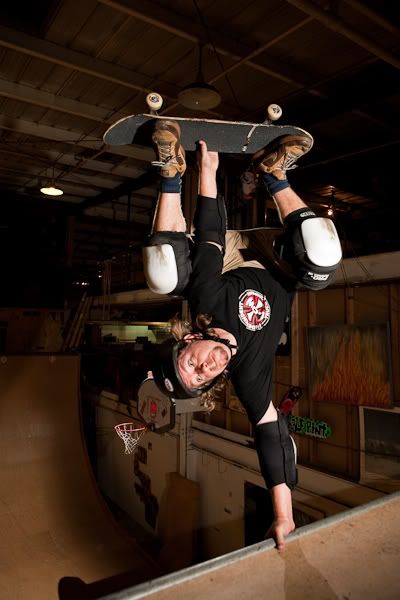 IMAGE: http://img.photobucket.com/albums/v333/surfkahakai/Skating/f2d35d6f.jpg