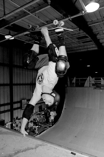 IMAGE: http://img.photobucket.com/albums/v333/surfkahakai/Skating/fe309d21.jpg