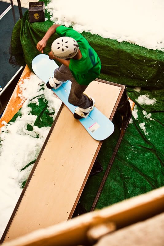 IMAGE: http://img.photobucket.com/albums/v333/surfkahakai/Snowboarding/22175b95.jpg